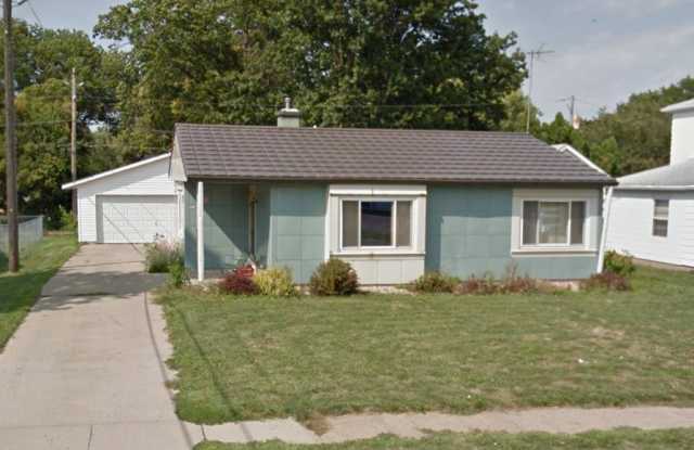 2 bedroom, 1 bath house - 205 Byron Avenue, Waterloo, IA 50702