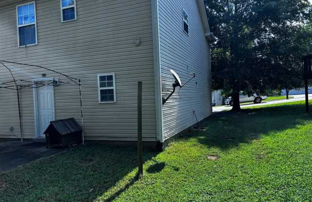 Nice three bedroom 2 1/2 bath with Garage on level lot in Laverne Tennessee Gallery 3