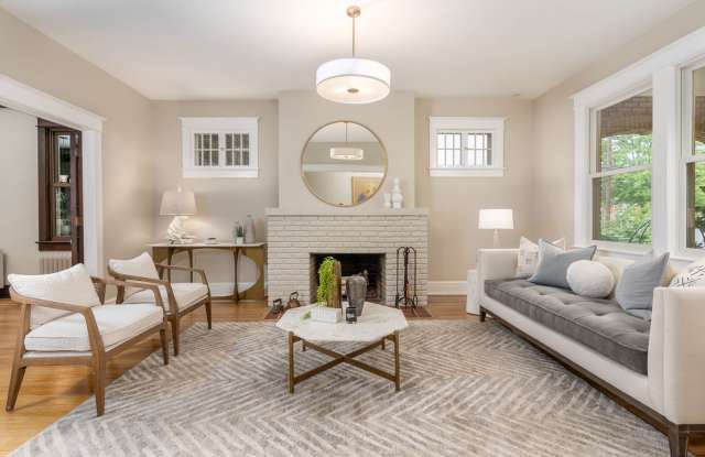 Charming Townhome | 5 Bed | 3.5 Bath | 3,300 Sf | Covered Front Porch & Large Fenced-In Backyard | Detached 3-Car Garage Gallery 3