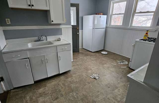 Upper 3 bedroom west side - 2407 Peach Street, Erie, PA 16502