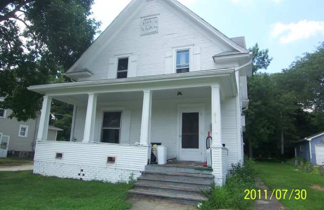 AVAILABLE AUGUST 1st! 6 Bedroom, 2 Bathroom House, Close to Campus-211 S Hyland - 211 South Hyland Avenue, Ames, IA 50014