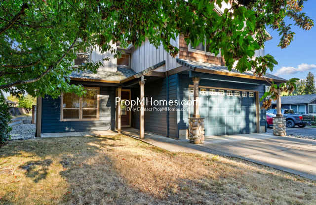 Spacious 5BR Hillsboro Home - Vaulted Ceilings, Fenced Yard & 2-Car Garage Gallery 4