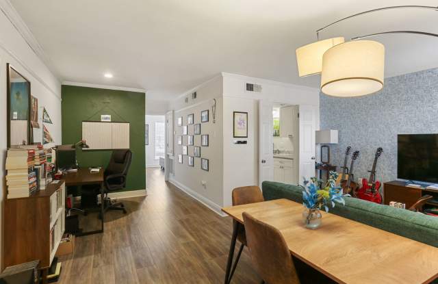 Gated Condo steps from Maple Street & St Charles! photos photos