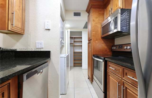 909 Twin Lakes Dr Gallery 4