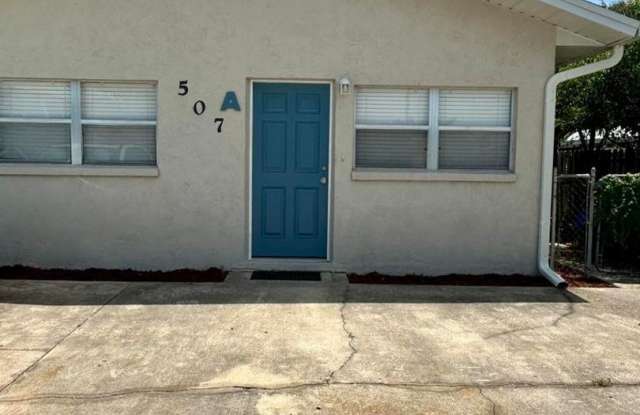Adorable duplex walking distance to beach Gallery 1