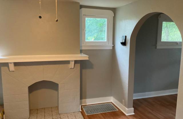 Charming, Character-Filled 2 Bedroom in Brentwood – Freshly Updated & Move-In Ready Gallery 3