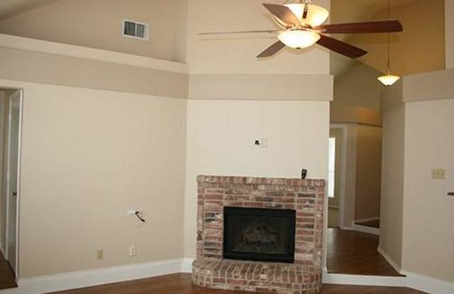 1016 Lake Bluff Court Gallery 2
