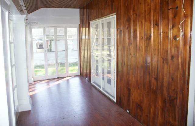 Price Reduction 3 bedroom  2 bath Historic Home in Jennings Gallery 4