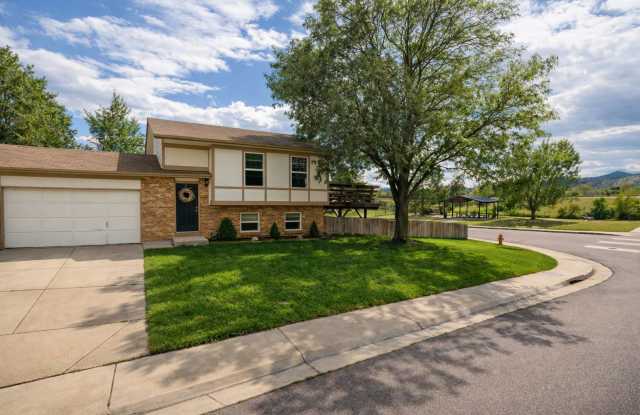 Stunning views, large layout, fenced yard, in-unit laundry - 8996 W Teton Cir photos photos