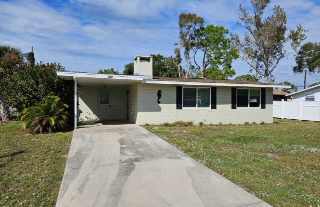 Annual Unfurnished Cute Florida Home with a private backyard for enjoying the Florida Lifestyle! Located near the desirable Shamrock Park and South Venice Ferry  Boat launch. - 900 Nantucket Road, South Venice, FL 34293