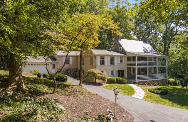 Historic 4BR Farmhouse with Modern Comfort on 11 Acres photos photos