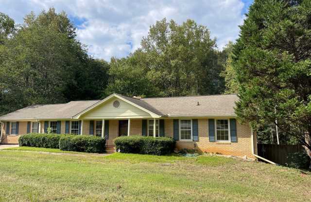 4/2 brick ranch home with unfinished full basement Centrally Located in Oconee's Northwest Woods! photos photos