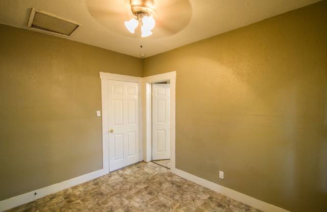 Amazing Home Near Downtown - 524 Saint Martin Avenue, San Antonio, TX 78202