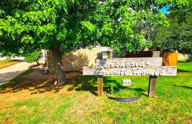 Super Cute Condo INCLUDES Utilities & HOA dues in the Ashbriar Village Condo close to Lake Hefner Gallery 3