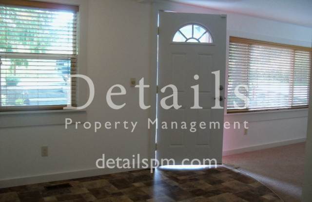 Charming Silverdale 3 Bedroom Home with Privacy! Gallery 3