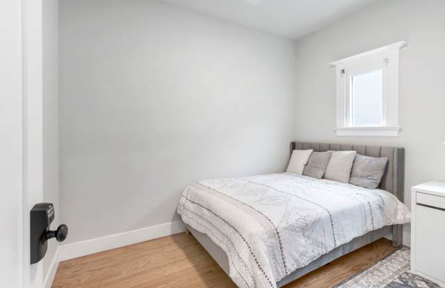 Private Room at the Mansion in Restored Midtown Victorian - 1022 G Street, Sacramento, CA 95814