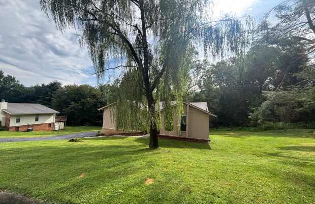 6421 Orchard View Lane, Roanoke, VA 3 Bedrooms and 2 Baths in Sugarloaf Hills Gallery 3