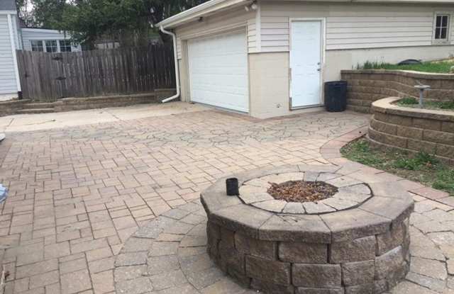 Aksarben/UNO 4 bed 2 bath with gas firepit 2 car photos photos