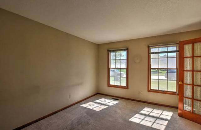 4 Bedroom, 3,5 Bath home in Maroa Forsyth School District! Gallery 3