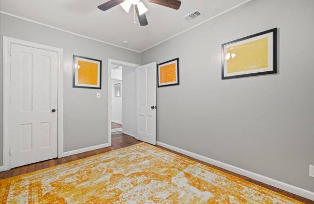 Charming Duplex with Fenced Yard Near Daffin Park – 1306 E 53rd St photos photos