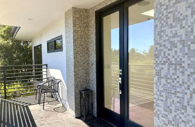 Hollywood Dell Mid-Century Modern w/ Rooftop Deck Gallery 3
