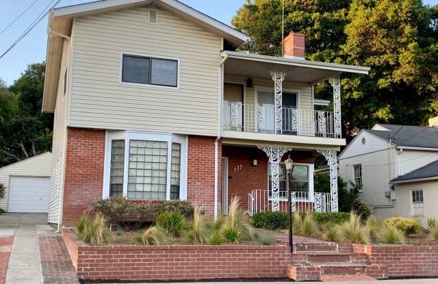 Coming soon! Spacious 4br / 2ba with bonus room! photos photos
