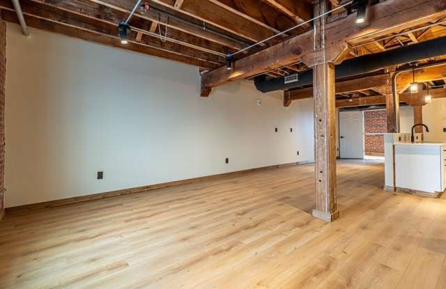 453-200 E Main Gallery 4