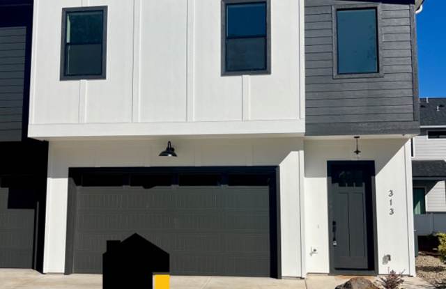 313 Talons Drive - 313 Talons Drive, Eagle Point, OR 97524