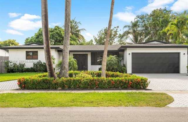2340 NE 194th St, Miami, FL 33180 photos photos