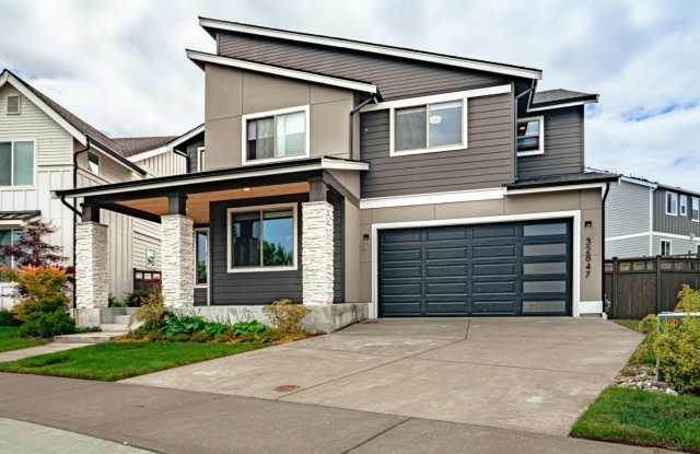Stunning Ten Trails Home for Rent! 5 bedrooms and 2.75 Bathrooms! Gallery 3