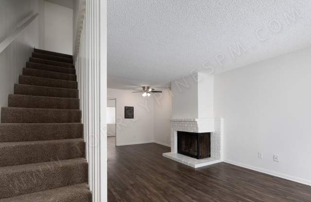 *OPEN HOUSE: 4/26 11:30AM-12:30PM* North Pacific Beach 2BR Townhouse with 2 Parking Spaces! - 1075 Agate Street, San Diego, CA 92109