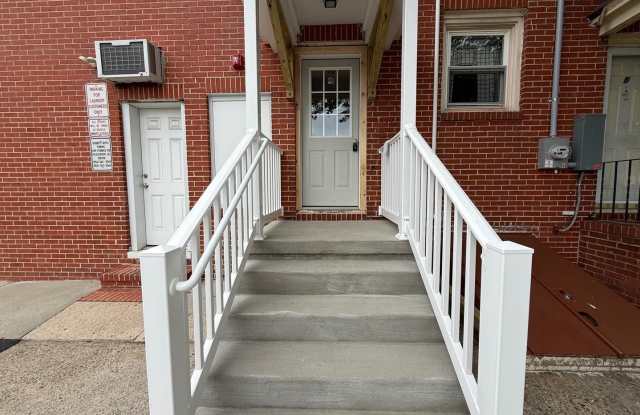 196 N BROADWAY Gallery 1