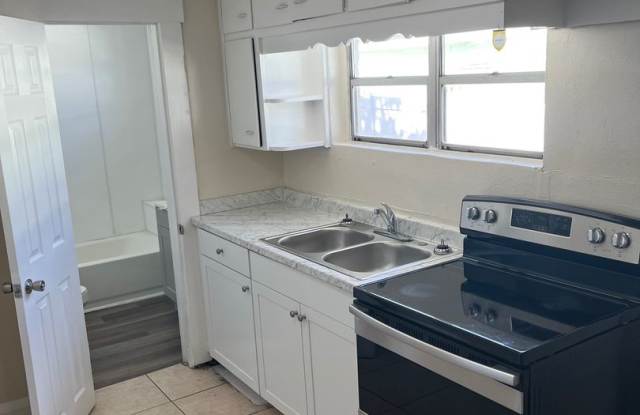 NICE LAKELAND 3BR/1BA/1 Car Garage Home! Convenient Location! NO APPLICATION FEE! photos photos