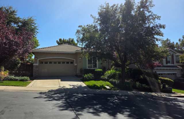 Serrano - A beautiful 3 bedroom plus office, 2 bath Gallery 1