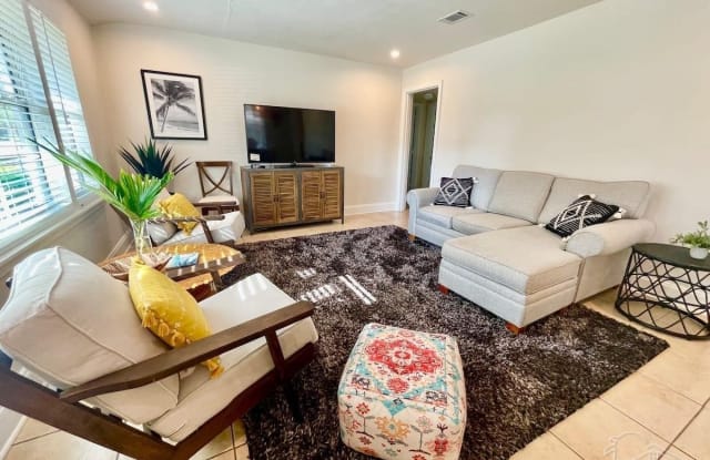 107 Navarre St - 107 Navarre Street, Gulf Breeze, FL 32561