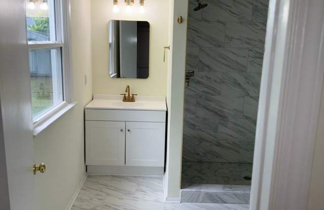Beautiful renovated 3 bedroom 2 full bath home in Church Hill Gallery 4