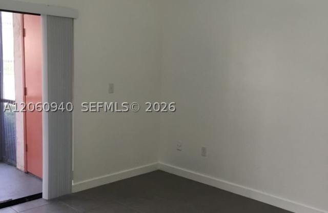 860 NE 209th Ter Gallery 4