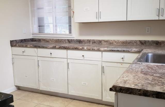 Cute 3 bedroom duplex FOR RENT on Uintah St. Gallery 4