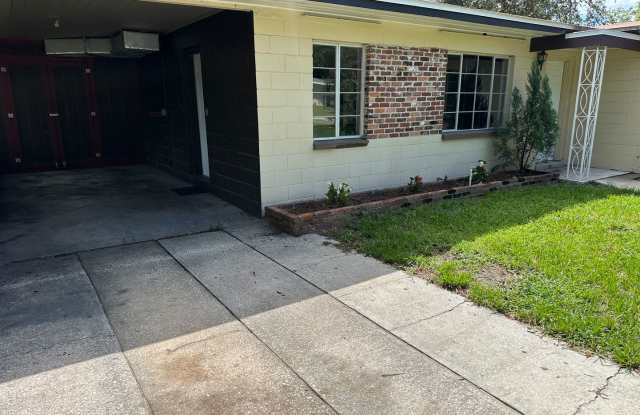 Charming 3-Bedroom Home on a Small Pond in Leesburg Gallery 3