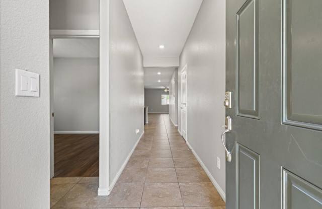 Stylish 2021 4 bd Single-Story Home with Spacious Kitchen & Huge Yard Gallery 4