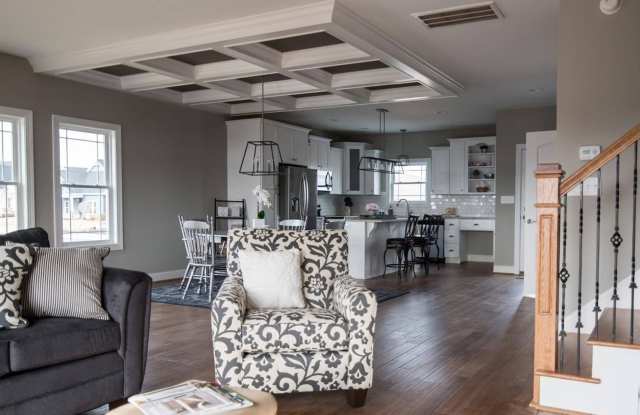 Beautiful 3 Bedroom Townhome in Forest Gallery 3