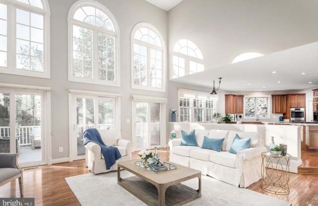 18225 GLEN ABBEY COURT Gallery 2