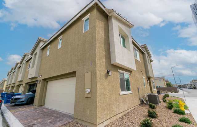 Exceptional 3 bed 2 and a half bath townhome; brand new build, move in ready!! Gallery 1