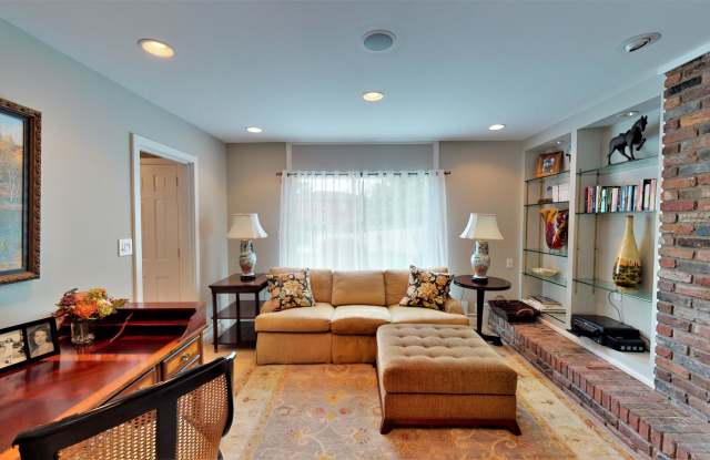 7117 Greengate Ct Gallery 4