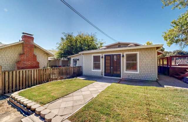 Bright and Spacious 1 Bedroom 1 Bathroom Cottage! Water, PGE, and Garbage Included! Gallery 3