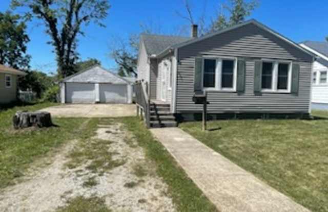 2 Bedroom, 1 bath home in quiet neighborhood - 635 North Virginia Avenue, Decatur, IL 62522