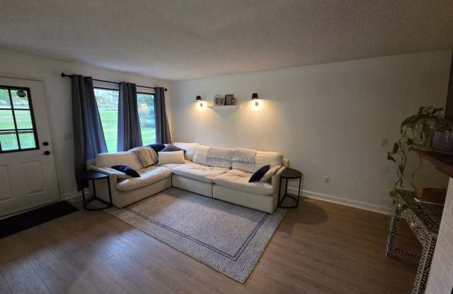 Recently Renovated 2bd/1.5ba Townhome- Short-Term Leases Available! Gallery 4