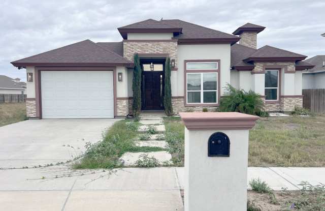 Beautiful 3 bedroom/ 2.5 bath Home in Edinburg photos photos