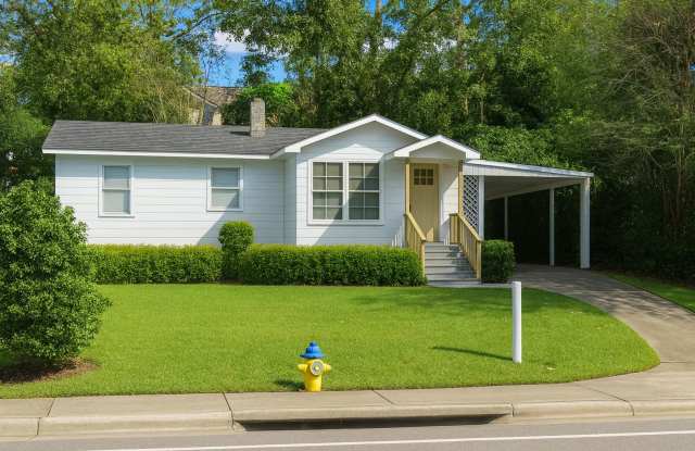 Recently Updated 2 Bedroom House Near Florida State – Pet Friendly! - 241 South Lipona Road, Tallahassee, FL 32304