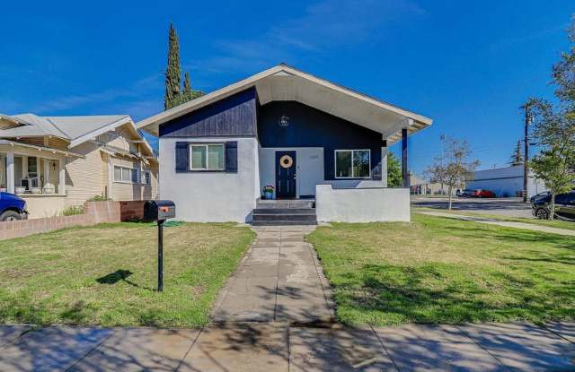 Charming 3 bedroom, 3 bath! - 2200 Park Way, Bakersfield, CA 93304